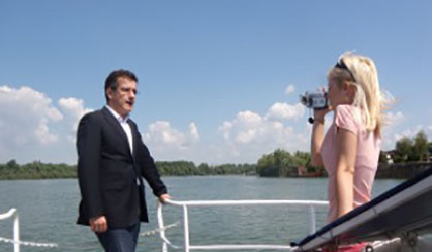 Socializing with journalists on a boat Belgrade 25